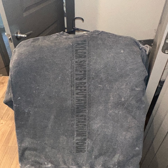 Taylor Swift Official  - Reputation stadium tour crew Stonewashed Tour pull over - Picture 9 of 9